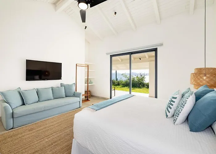 Beachfront Cliff 300 Degrees Ocean Views, Pool And Jacuzzi Villa *