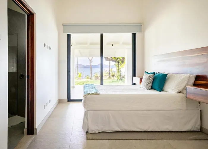 Beachfront Cliff 300 Degrees Ocean Views, Pool And Jacuzzi Villa